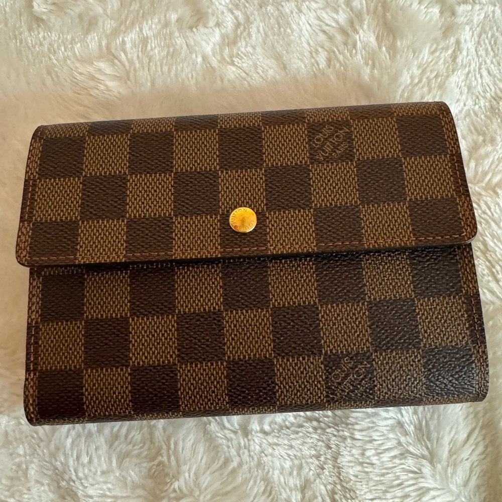 Authentic Louis Vuitton wallet in excellent condition